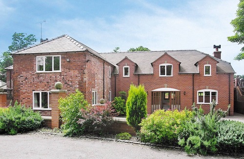 Barrow-on-Trent Cottage | 8 bedroom accommodation in Barrow-on-Trent