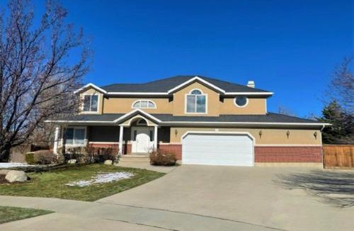 Sandy House | 8-Bedroom Home Near the Foot of the Rocky Mountains