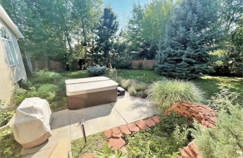 Sandy House | 8-Bedroom Home Near the Foot of the Rocky Mountains