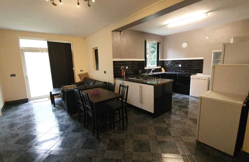 Halesowen House | 8 Bedroom Large House