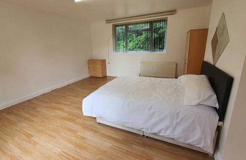 Halesowen House | 8 Bedroom Large House