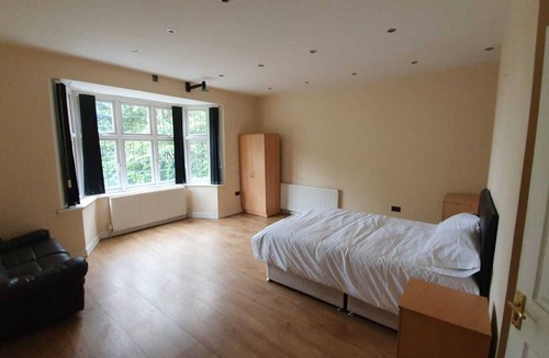 Halesowen House | 8 Bedroom Large House