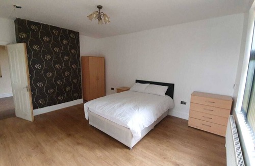 Halesowen House | 8 Bedroom Large House