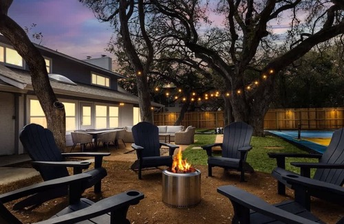 North San Antonio - SAT House | 8 Bedroom~Pickleball~Heated Pool~Sleeps 22~.5 acre~ Hot Tub~Game Room Mini Golf