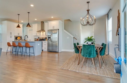 Hope Gardens House | 8 bedrooms! Great location! Brand new! Sleeps 24!