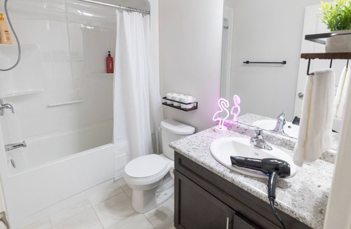 Thorold House | 8 BEDS Tomorrowland 🎶 - 15 Minutes To The Falls