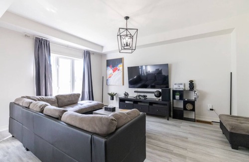 Thorold House | 8 BEDS Tomorrowland 🎶 - 15 Minutes To The Falls