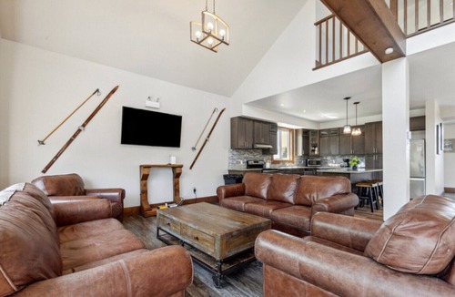 The Blue Mountains House | 8 BR Luxury Swiss Style Chalet w/Hot Tub