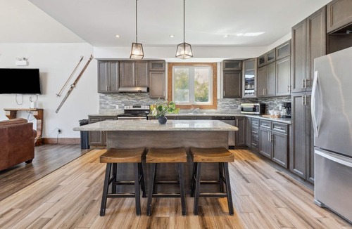 The Blue Mountains House | 8 BR Luxury Swiss Style Chalet w/Hot Tub