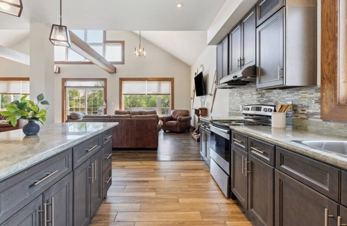 The Blue Mountains House | 8 BR Luxury Swiss Style Chalet w/Hot Tub