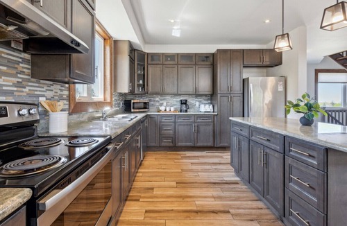 The Blue Mountains House | 8 BR Luxury Swiss Style Chalet w/Hot Tub