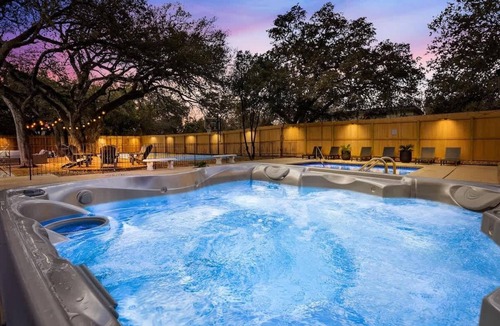 North San Antonio - SAT House | 8 BR Sleeps 22 Pickleball Heated Pool .5 Acre Golf
