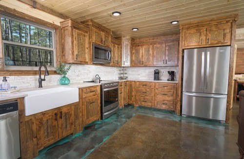 Octavia Cabin | 8 BR sleeps 29 river front *private island* pool tables