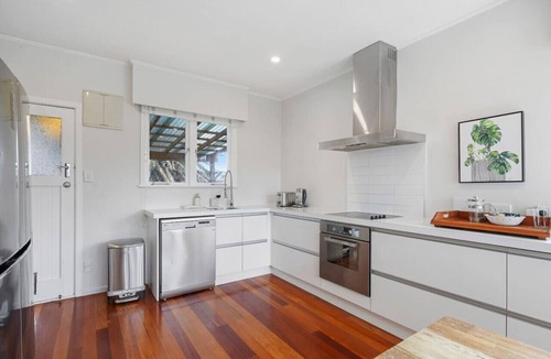 Eastern Beach House | 8 Eastern Beach Road, Eastern Beach, Auckland 2012