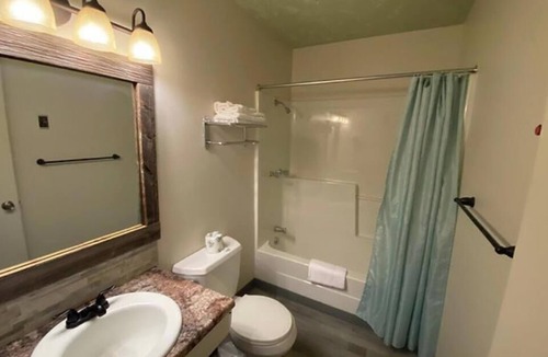 Cooksburg Apartment | 8-Gold Room