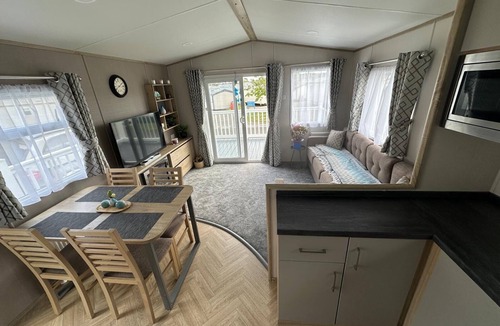 Cayton Bay Cabin | 8 Guests - Pets accepted - Seaglass Cayton Bay