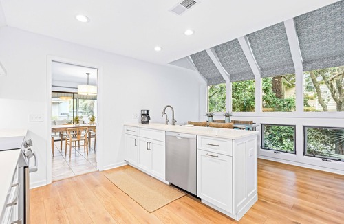 Oceanside House | 8 Laughing Gull: BESTNEST by Beverly Serral *3rd Row Ocean*