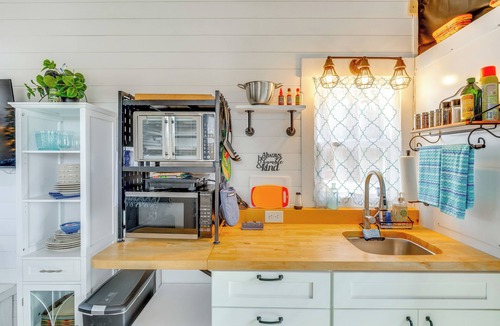 Woodville Cottage | 8 Mi to Cathedral Caverns: Tiny Home Hideaway