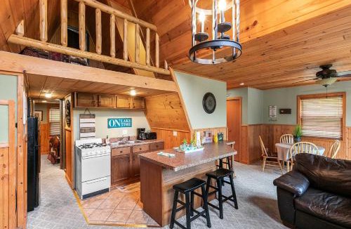 Lampe House | 8 Mi to Dogwood Canyon: Cozy Cabin w/Deck