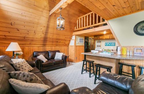 Lampe House | 8 Mi to Dogwood Canyon: Cozy Cabin w/Deck