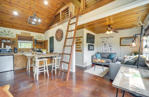San Marcos House | 8 Mi to Dtwn Wimberley: Cabin Retreat on 5 Acres!