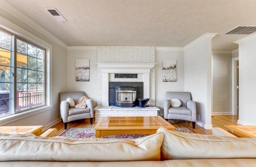 Jacksonville House | 8 Mi to Jacksonville: Oregon Getaway w/Deck!