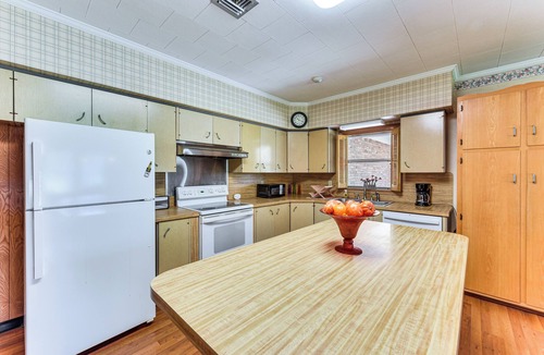 Broussard House | 8 Mi to Lafayette: Dog-Friendly Home w/Large Yard