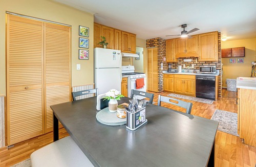 Streamwood House | 8 Mi to Nature Center: Streamwood Gem w/Yard!