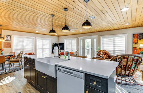 Boswell Cottage | 8 Mi to Ozark Folk Center: Home w/Hot Tub & Deck