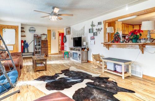 Scottsbluff House | 8 Mi to Scotts Bluff Nat'l Monument: Family Home
