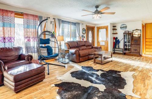 Scottsbluff House | 8 Mi to Scotts Bluff Nat'l Monument: Family Home