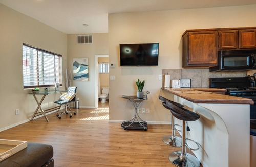 Mid City Apartment | 8 Mi to SoFi Stadium: WFH-Friendly Apt