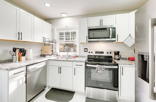 Highland Springs Cottage | 8 Mi to Vcu: City Explorer's Base in Richmond