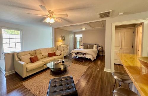 Athens House | 8 min to UGA NEW Lake Loft Apt near downtown Athens at UGA free wifi and coffee
