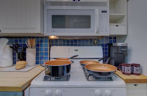 Old Town West House | ❃8 Min walk to Metro/Fenced Yard ❃ King Bed❃ Old Town Central Retreat ❃
