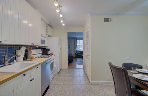 Old Town West House | ❃8 Min walk to Metro/Fenced Yard ❃ King Bed❃ Old Town Central Retreat ❃