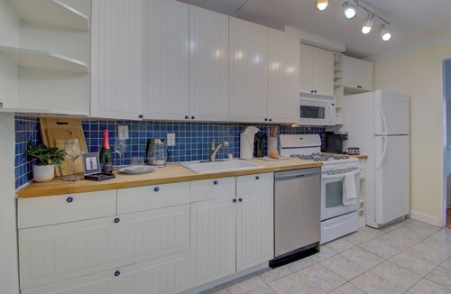 Old Town West House | ❃8 Min walk to Metro/Fenced Yard ❃ King Bed❃ Old Town Central Retreat ❃