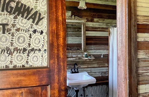 La Grange Cottage | 8 Minutes from Round Top! Your Silo-Bration DestinationnCOOP-A-Cabana Silo #3