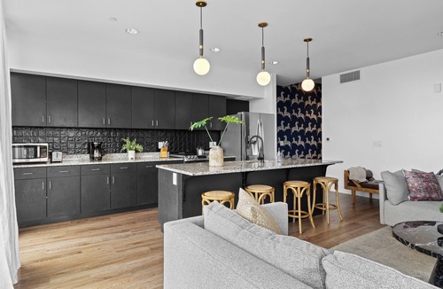 Woodland in Waverly Condo | 8 Minutes to Broadway-Balcony-Walkable-3 King Beds