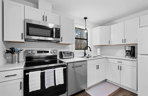Chapel Hill House | 8 Minutes to UNC - Outdoor Deck - Washer and Dryer