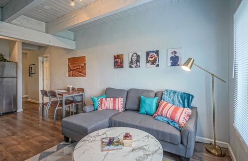West Old Town Apartment | #8 ocho vino · 2bd 1.5ba, King/Queen, 2 TV's - Walk to Old Town