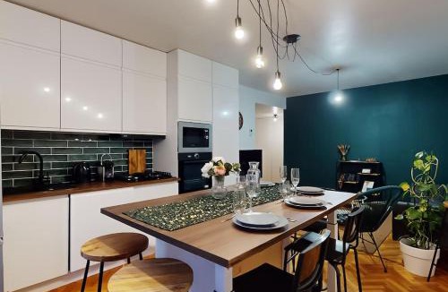 Le Kremlin-Bicetre Apartment | 8 People - 4 rooms - 2 salle de bain - Metro 7 & 14 - Porte Italie - Private Car Park- Wifi
