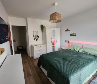 Marly-la-Ville Apartment | 8 Pers - Balcon & Jardin - 5min CDG - Shuttle CDG Airport - Paris Villepinte