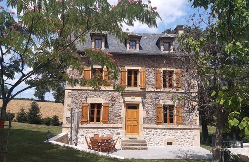 Lanuejouls House | 8-person gîte in the heart of nature with outdoor swimming pool