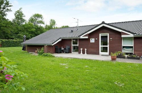 Pøt Strandby House | 8 person holiday home in Juelsminde-By Traum