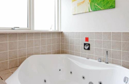 Aalbaek House | 8 person holiday home in lb k