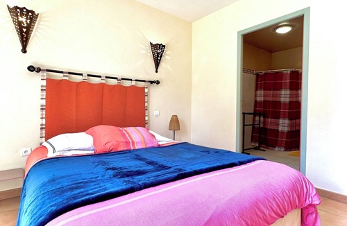 Estadens Cabin | 8-person self-catering cottage with shared pool and private garden facing the Pyrenees Mountains