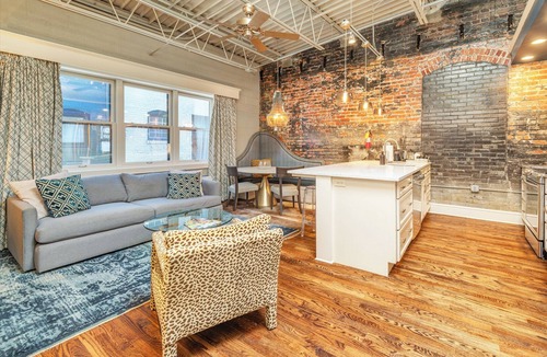 Downtown Asheville Apartment | 80 LEX 203 + free parking 1 BD King/1 BA