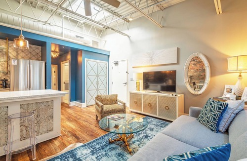 Downtown Asheville Apartment | 80 LEX 203 + free parking 1 BD King/1 BA