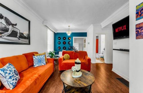 Keelesdale - Eglinton West House | 80's Retro Toronto Time Capsule - 2 Bedrooms